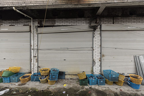 Dụng cụ bị bỏ bên ngoài một nhà máy giày đã đóng cửa ở Ôn Châu (Trung Quốc). Ảnh: Bloomberg