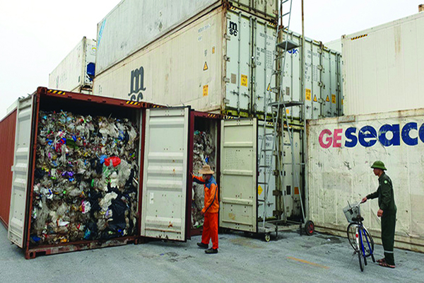 p/Container phế liệu nhựa tại cảng Hải Phòng.p/Ảnh: V.TR.