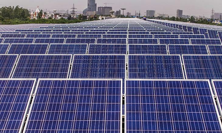 Các tấm pin mặt trời trên mái một nhà máy của Yamaha Motor ở Ấn Độ. Ảnh: Bloomberg